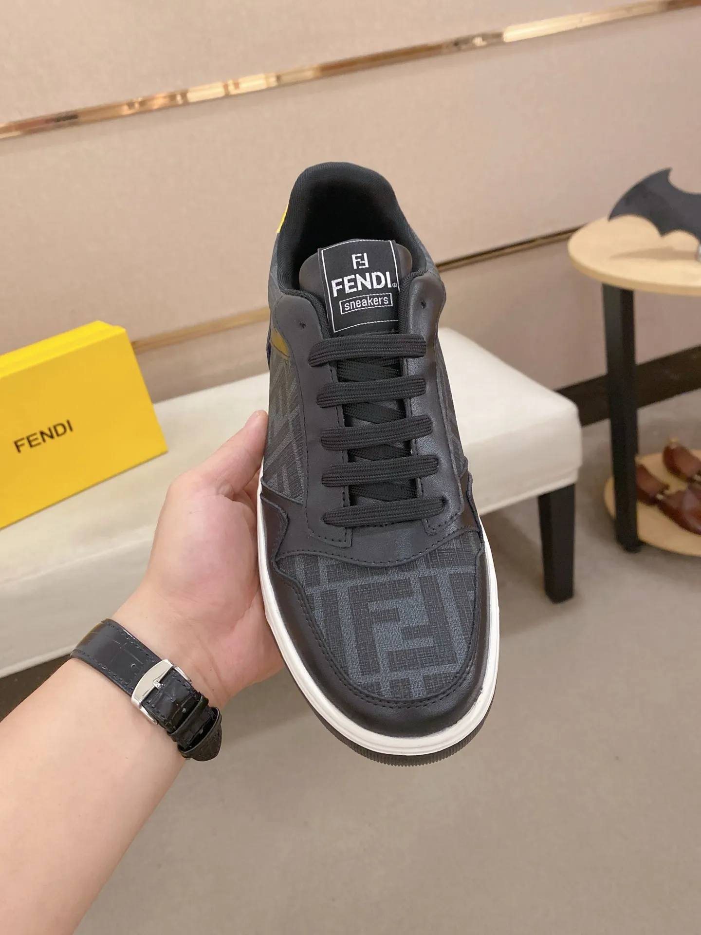 Men's shoes 💰 420💰 (FENDI) New style 👊🏻 upper 🇮🇹 imported cowhide fabric 🇩🇪 lining imported sheepskin lining. The original outsole is molded to highlight the identity of every man, and the upper foot is stable and stable🚶🏻🚶🏻The high-end custom counters reproduce the original version📯No matter the wind or rain, the shoe last remains unchanged and can withstand the verification of time🔍️,🔵 Size: 38-44 (45 is custom-made and cannot be returned or exchanged